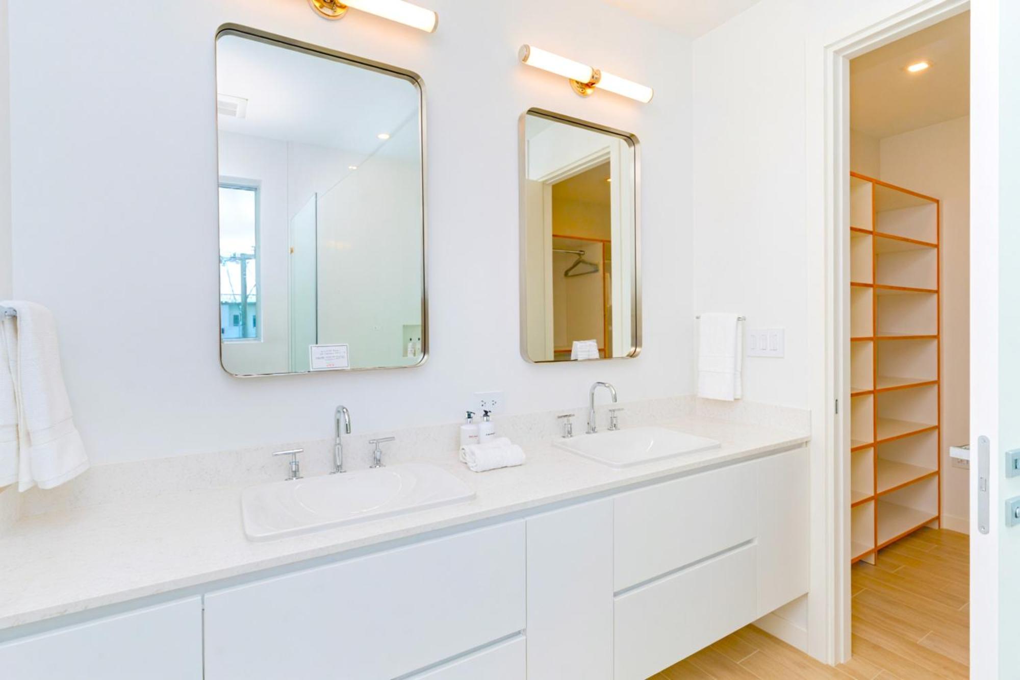 Cayman Luxury Rentals At One Canal Point Джордж Таун Екстериор снимка